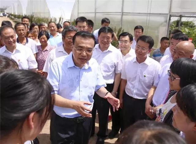 李克強(qiáng)總理冒酷暑考察陜西羊乳產(chǎn)業(yè)鏈，精準(zhǔn)扶貧項(xiàng)目